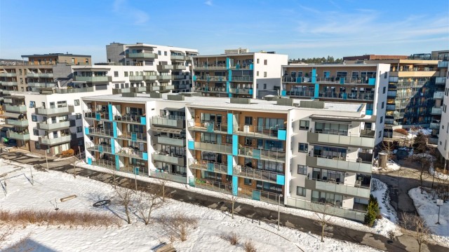 Leiligheten ligger i byggets 3-etasje og er plassert sentralt i Lørenskog.