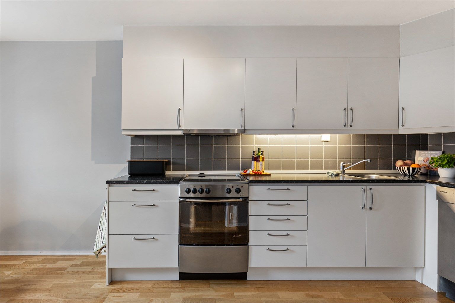 Kjøkkenet er utstyrt med kullfilterventilator over kokeplassen. Komfyr og kjøleskap medfølger.