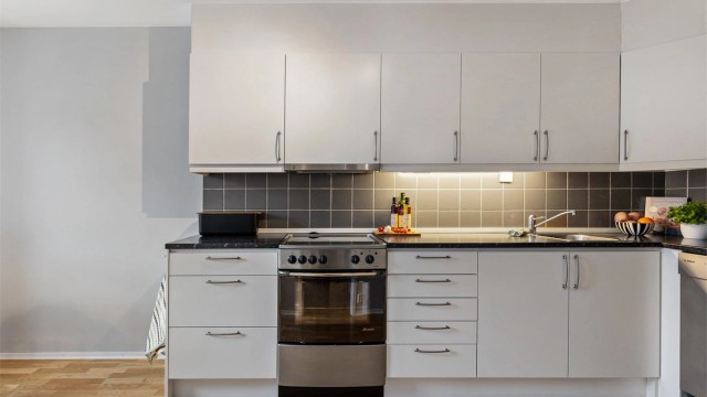 Kjøkkenet er utstyrt med kullfilterventilator over kokeplassen. Komfyr og kjøleskap medfølger.