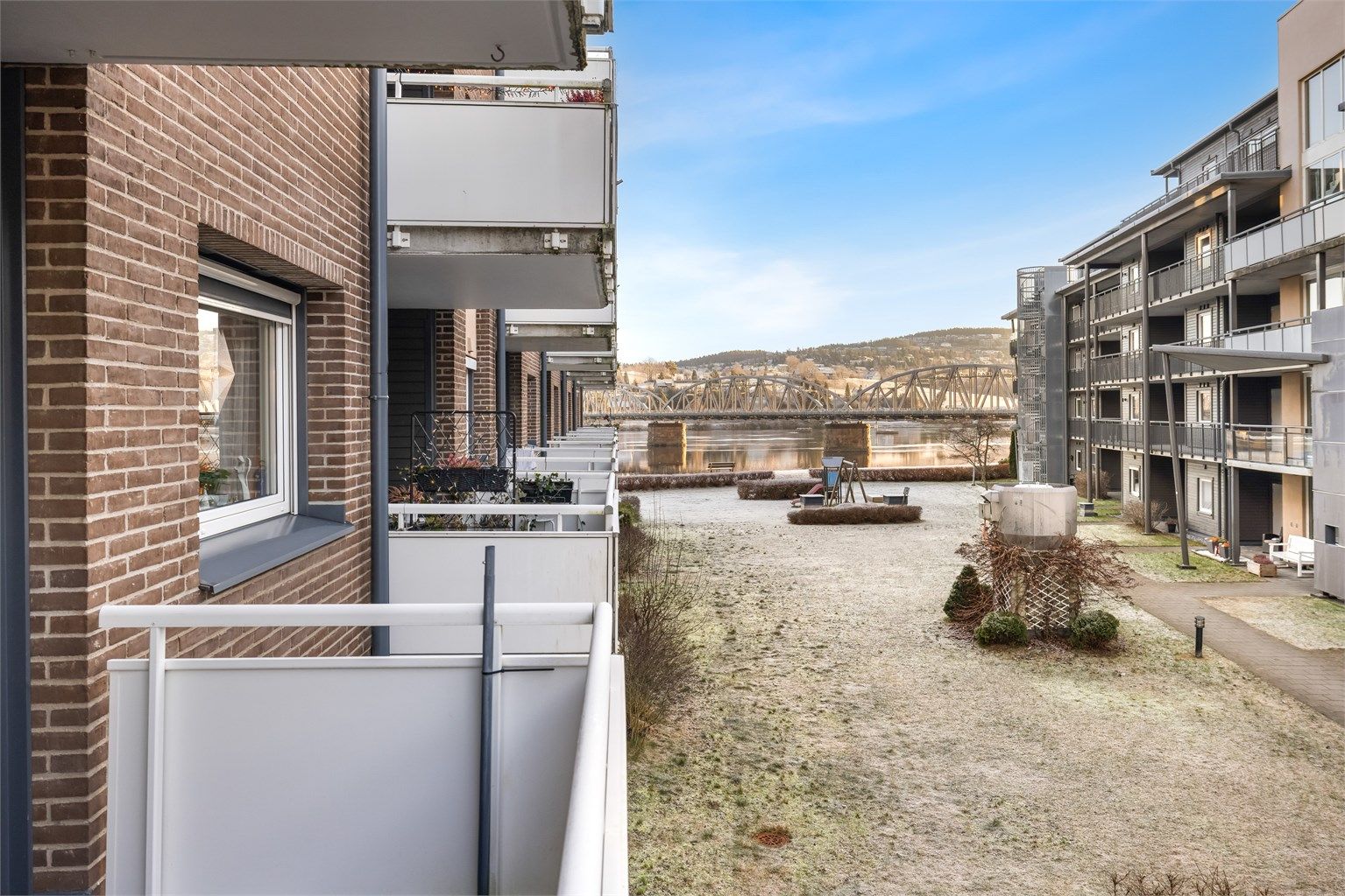 Fra eiendommen er det flotte tur- og rekreasjonsmuligheter langs Glomma.