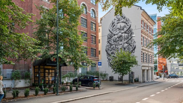 Leiligheten ligger flott til i dette historiske bygget, som er godt vedlikeholdt.