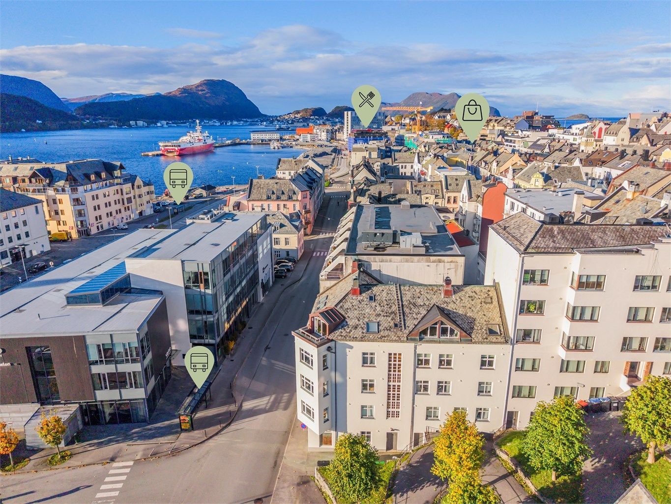 Inn til bykjernen er det bare noen minutters gange, hvor du finner kjøpesentre, serveringssteder, kulturelle tilbud og mye mer! Busstopp for flybussen til Vigra ligger ikke langt unna