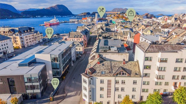 Inn til bykjernen er det bare noen minutters gange, hvor du finner kjøpesentre, serveringssteder, kulturelle tilbud og mye mer! Busstopp for flybussen til Vigra ligger ikke langt unna