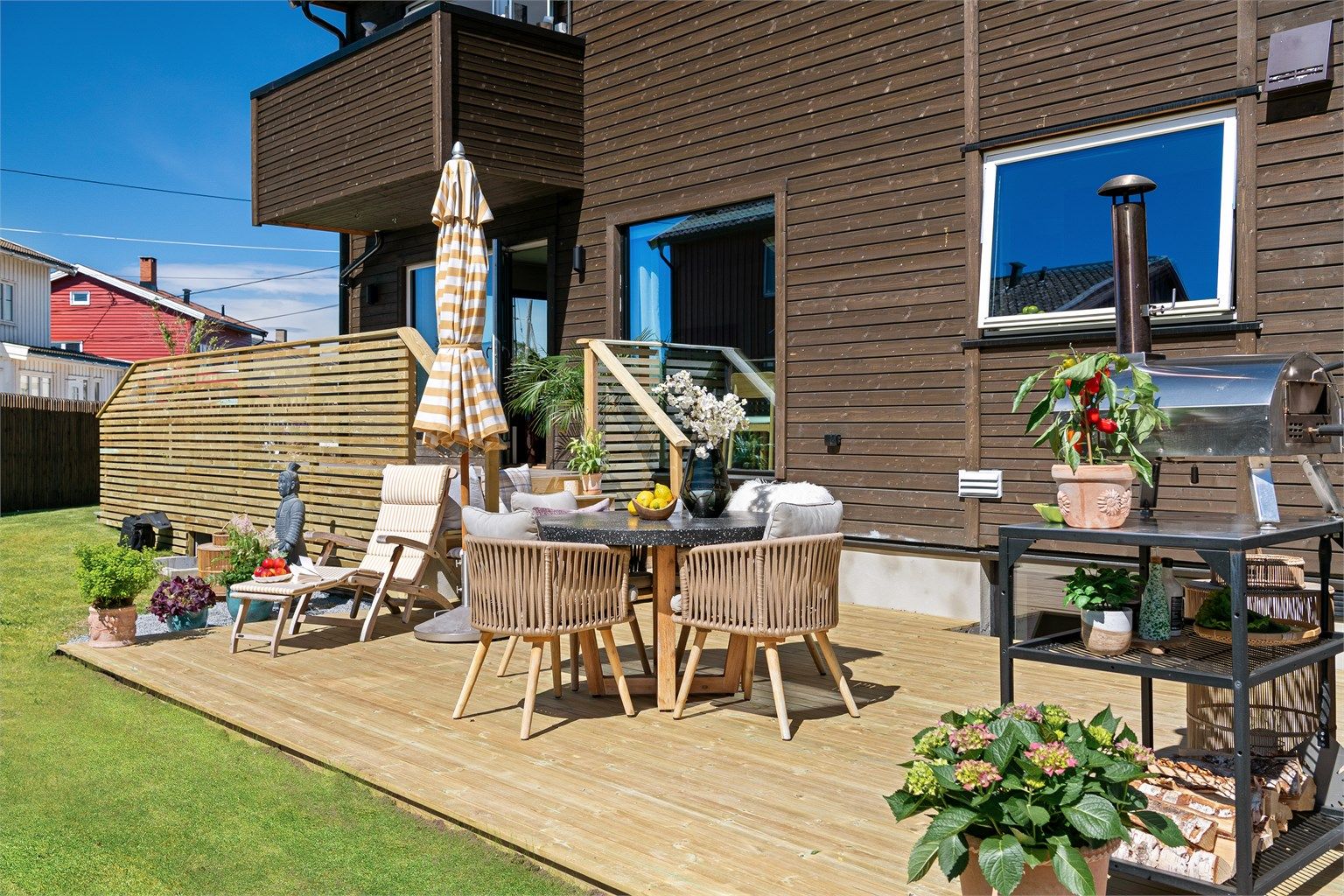 Rålekker og idyllisk familiebolig med utgang til markterrasse og solrik hage (Foto: Synne Dahl)