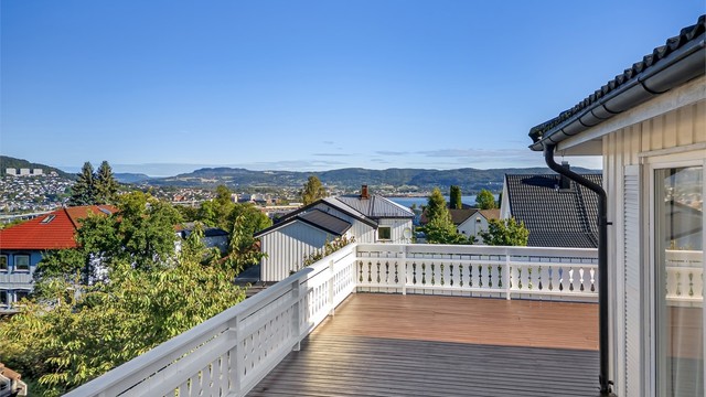 Den sammenhengende terrassen på 84 m² gir rikelig med plass for flere sittegrupper.