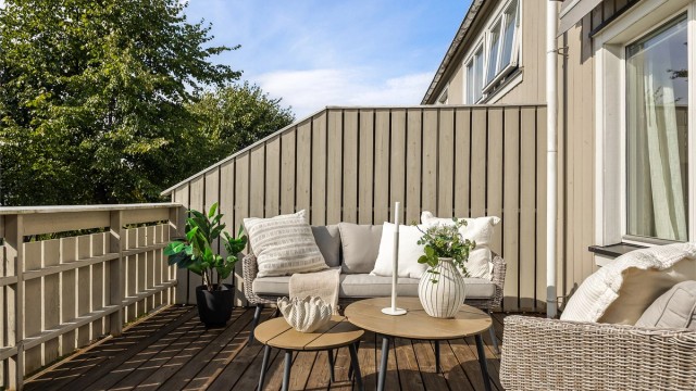 Terrassen på ca. 15 m² har god plass til en utendørs sittegruppe.