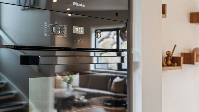 Kjøkkenet er utstyrt med integrert stekeovn og mikrobølgeovn fra Miele.