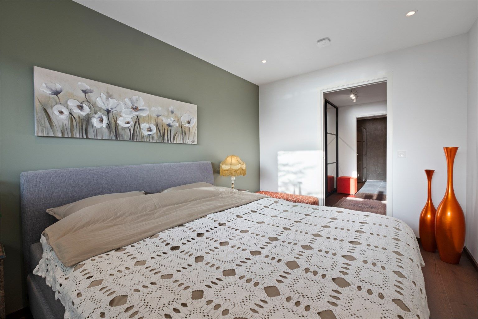 Fra hovedsoverom mot garderoberom og tilkomst til bad mot vest