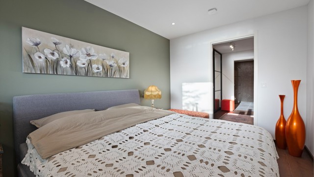 Fra hovedsoverom mot garderoberom og tilkomst til bad mot vest