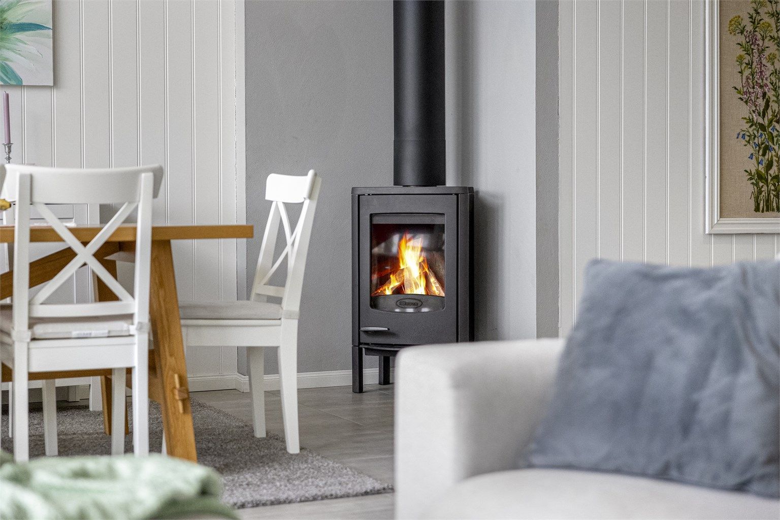 En stålpipe med ildsted fra 2016 gir varme og hygge på kjølige kvelder.