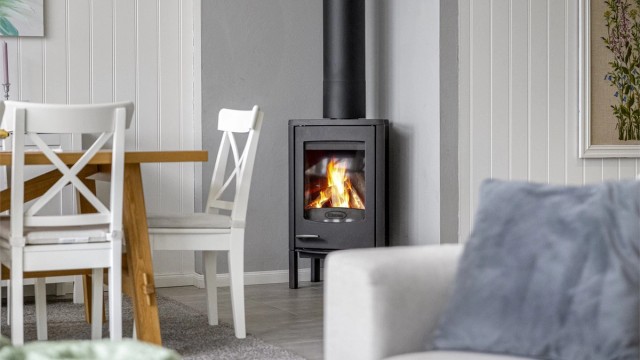 En stålpipe med ildsted fra 2016 gir varme og hygge på kjølige kvelder.
