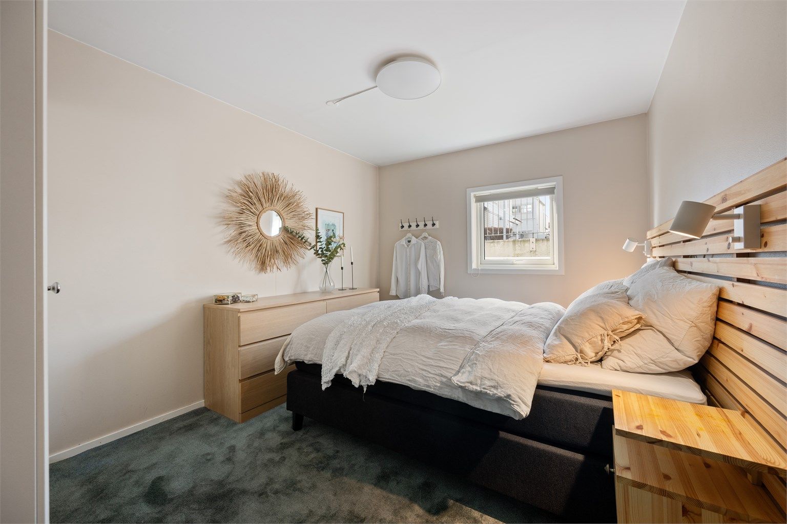 Soverom I er delikat og lunt med teppe på gulv og malte vegger. Det er god plass til stor seng samt nattbord. 