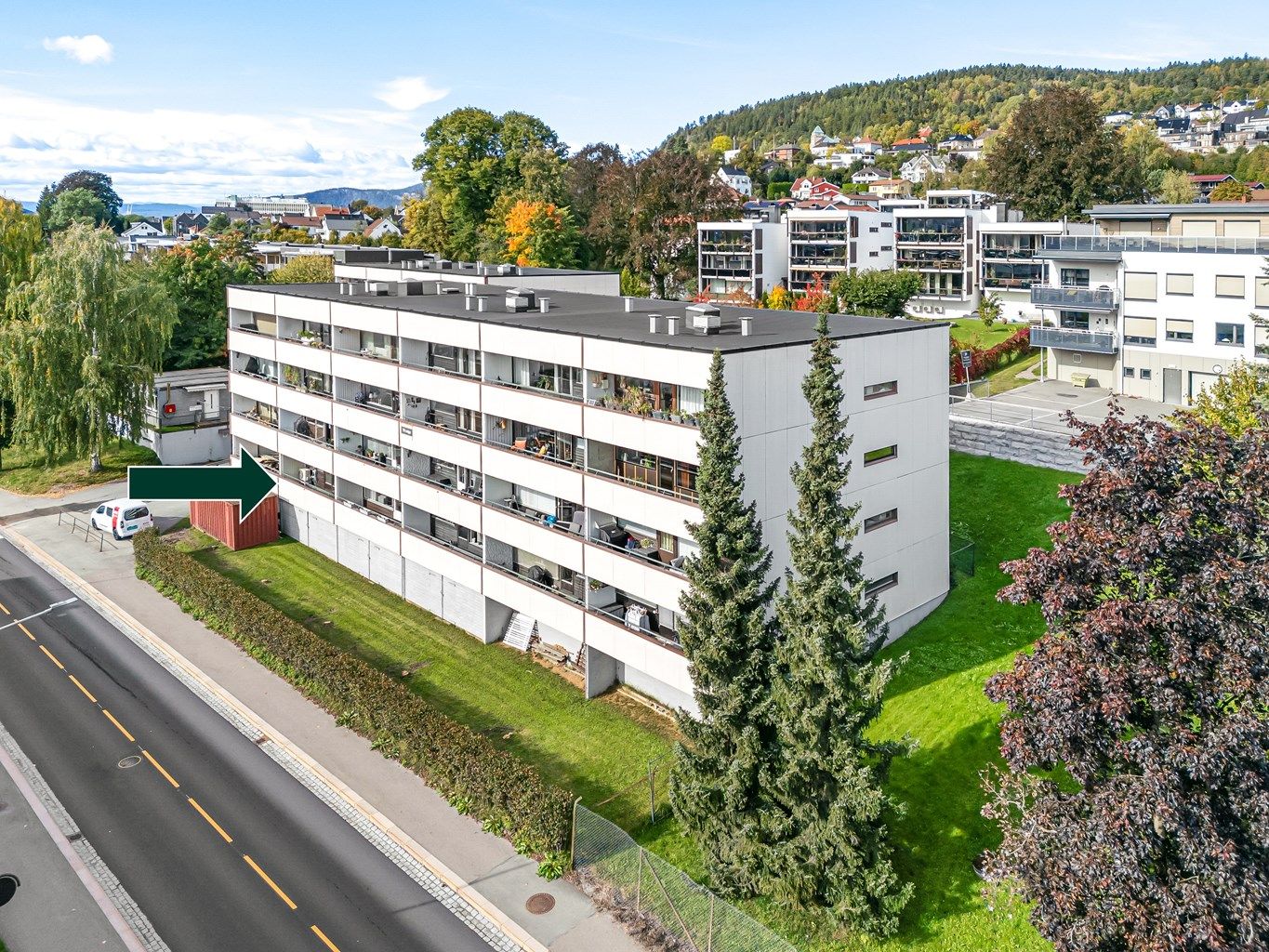 Leiligheten har en meget sentral og pendlervennlig beliggenhet med umiddelbar nærhet til bussholdeplass, samt gangavstand til togstasjon og det nye sykehuset på Brakerøya