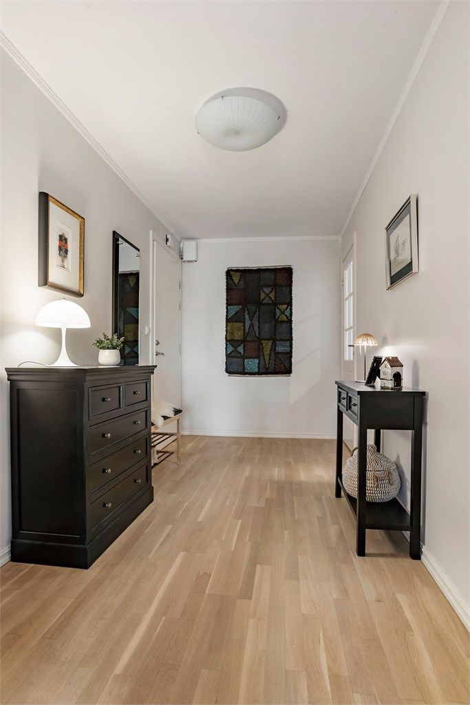 Lys og innbydende entré med god plass til entrémøbler. 