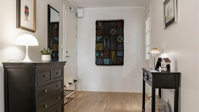 Lys og innbydende entré med god plass til entrémøbler.