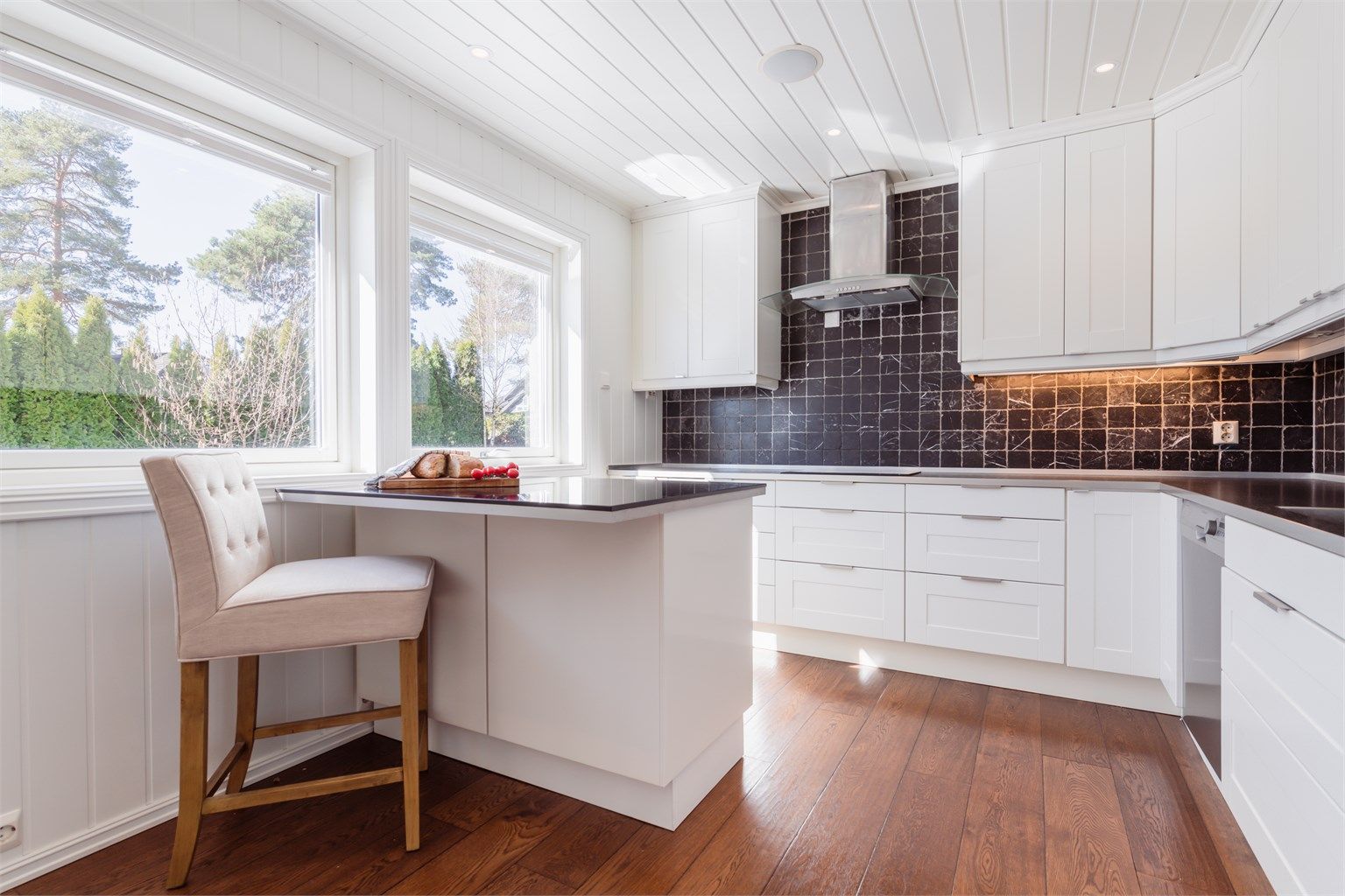 Kjøkkenet er godt utstyrt med to integrerte stekeovner, mikrobølgeovn og induksjonstopp.