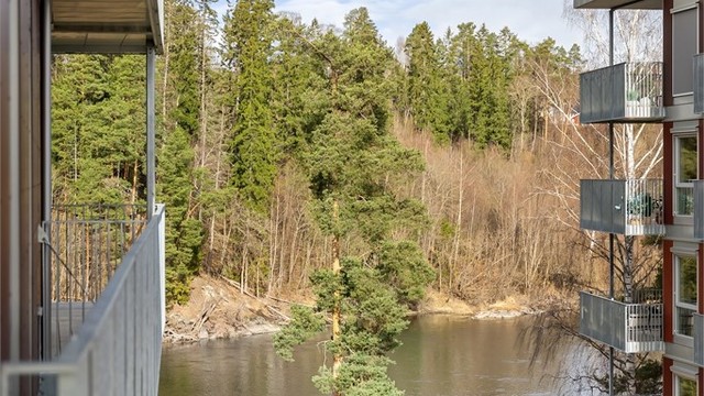 Fra leiligheten har du utsikt mot elven og de grønne omgivelsene.