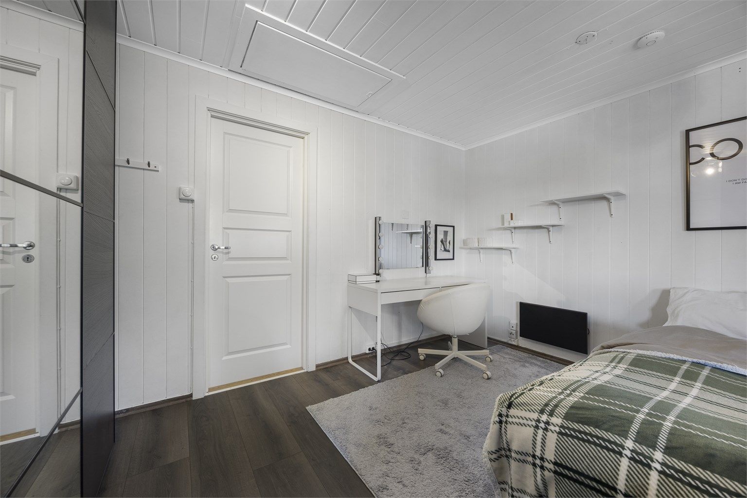 Soverommet har god plass til dobbeltseng, nattbord og garderobeløsning.