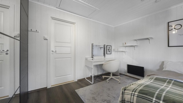 Soverommet har god plass til dobbeltseng, nattbord og garderobeløsning.