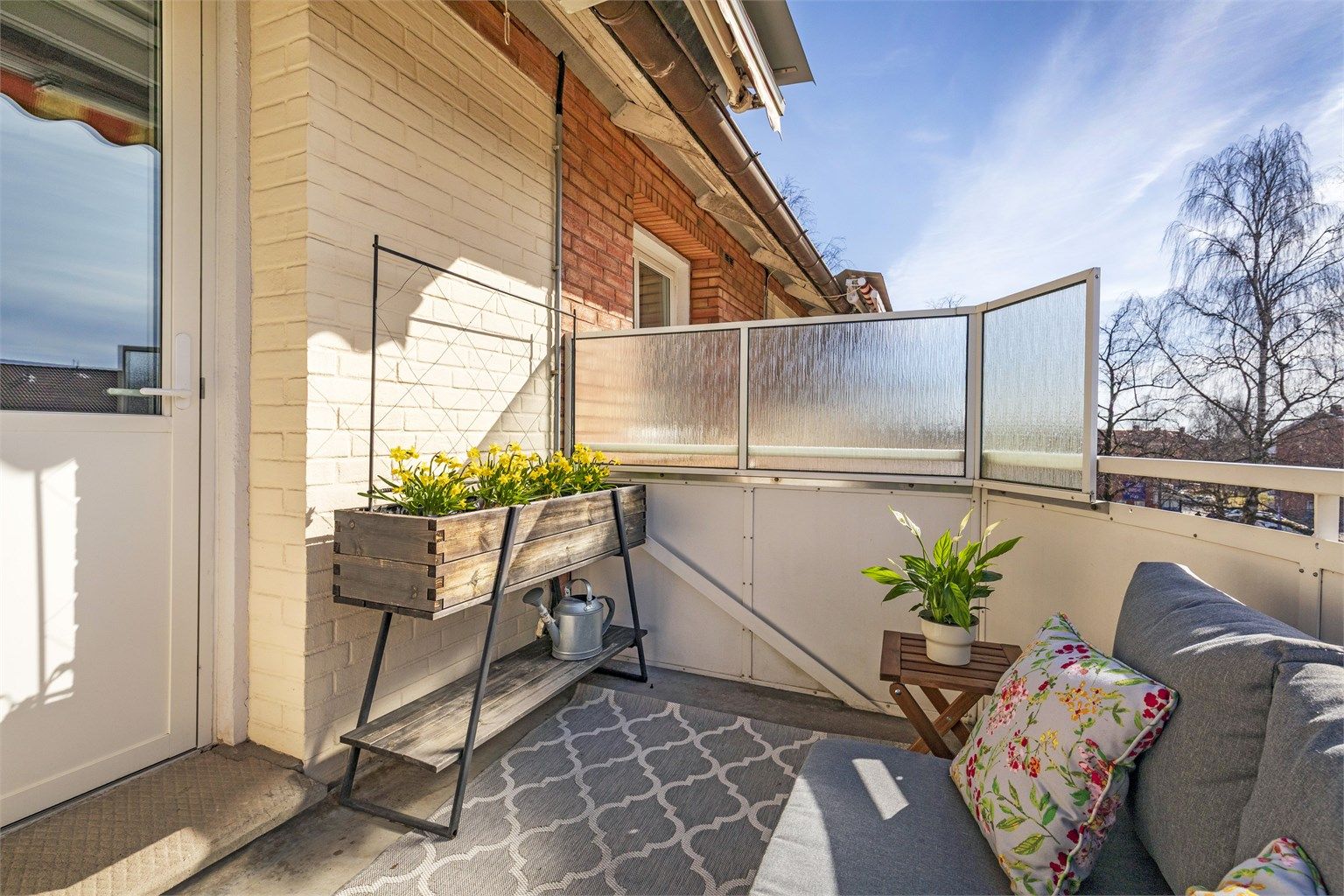 Balkongen oppleves skjermet med lite innsyn. Markise er montert