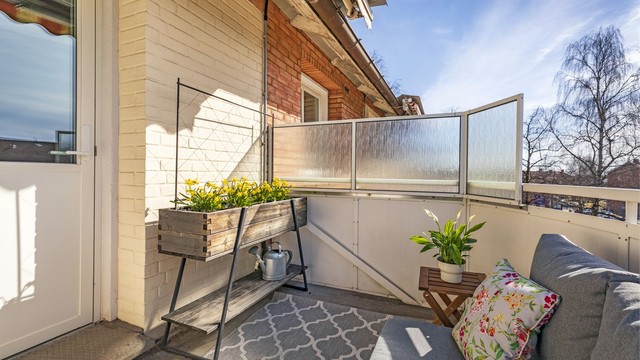 Balkongen oppleves skjermet med lite innsyn. Markise er montert