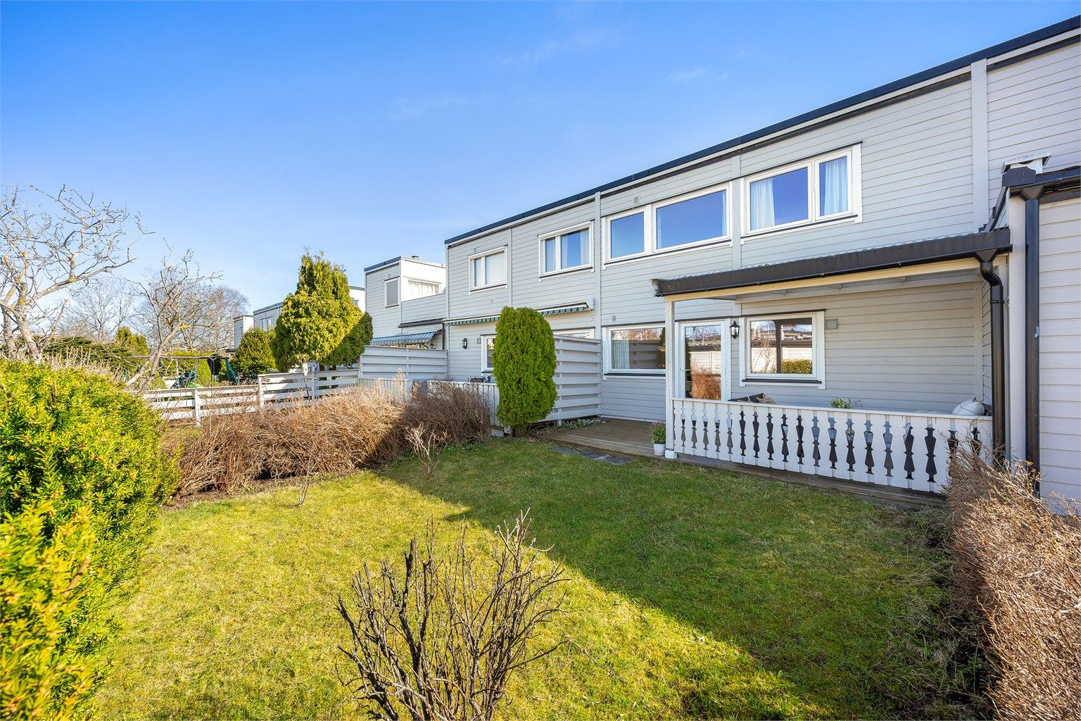 Hagen er pent opparbeidet med plen og hekk som skjermer for innsyn.