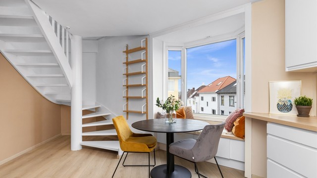 Her i 3. etg er det stue/spisestue og kjøkken i åpen løsning, 1 soverom, bad og wc