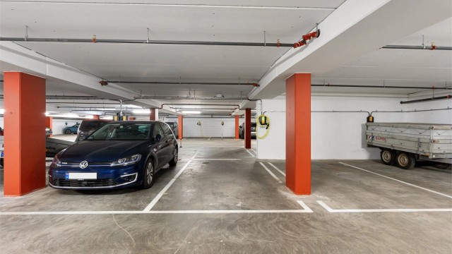 Det medfølger en fast garasjeplass med elbillader i felles garasjekjeller. Det er heisadkomst direkte fra garasjeanlegget.