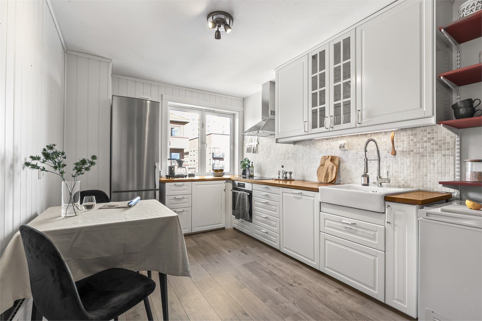 Leiligheten har et romslig kjøkken med spiseplass, og er praktisk designet med god benk og skapplass.