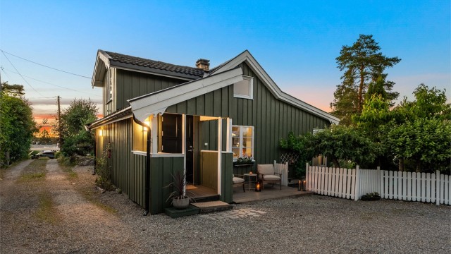 Eiendommen fremstår like innbydende etter mørkets frembrudd.