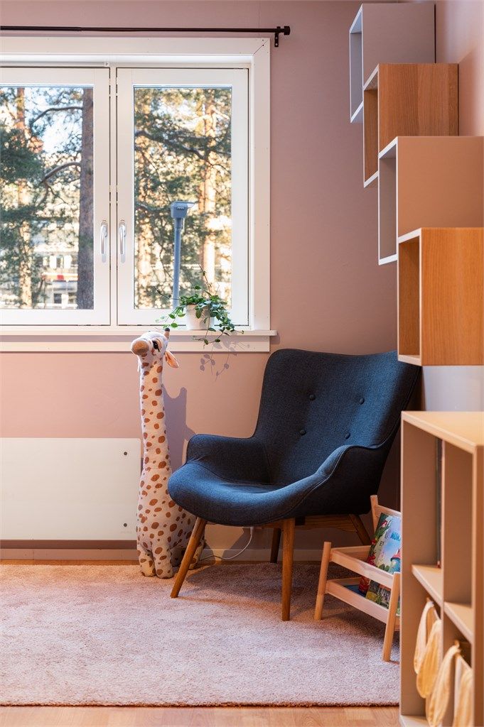 Vinduet gir utsyn mot grønne fellesarealer.