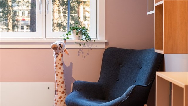 Vinduet gir utsyn mot grønne fellesarealer.