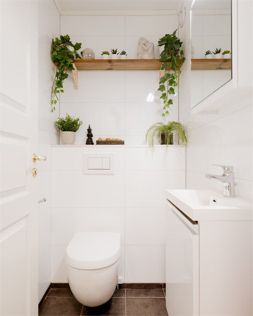 Alltid praktisk med et separat gjestetoalett rett ved inngangsdøren. Rommet er effektivt innredet med fliser på både gulv med gulvvarme.