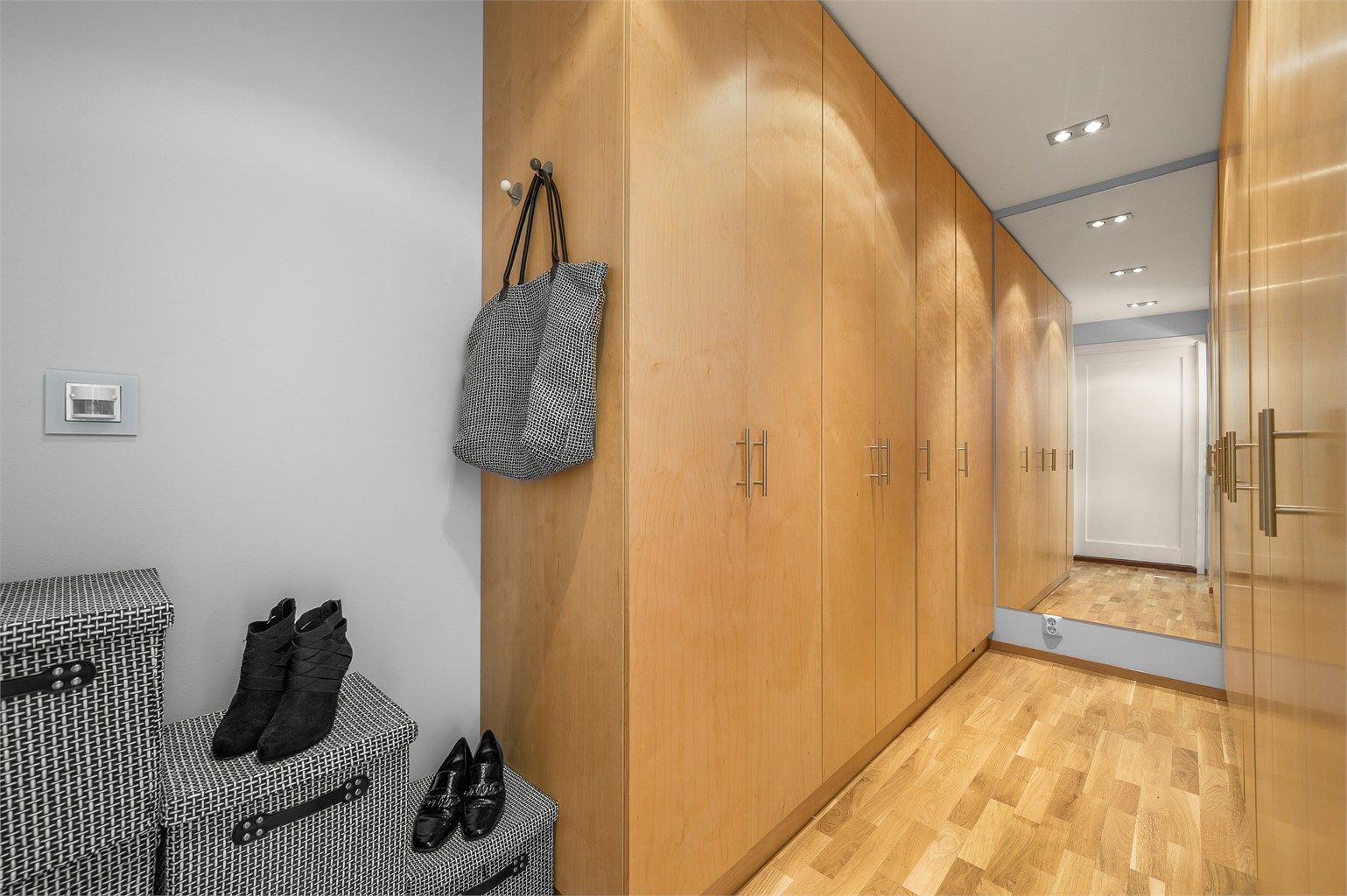 Walk-in-garderoben i tilknytning til hovedsoverommet gir rikelig med oppbevaringsplass og bidrar til en praktisk og ryddig hverdag.