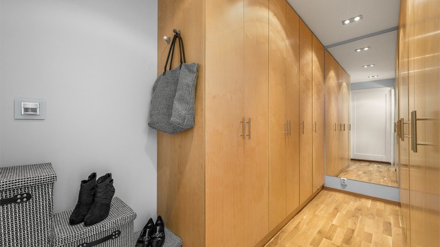 Walk-in-garderoben i tilknytning til hovedsoverommet gir rikelig med oppbevaringsplass og bidrar til en praktisk og ryddig hverdag.