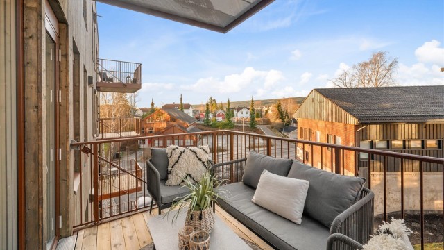 Tom Martinsen v/ Eiendomsmegler Krogsveen har gleden av å presentere Bekkedroga 14! Foto: Peter Futo/Cool Pics AS