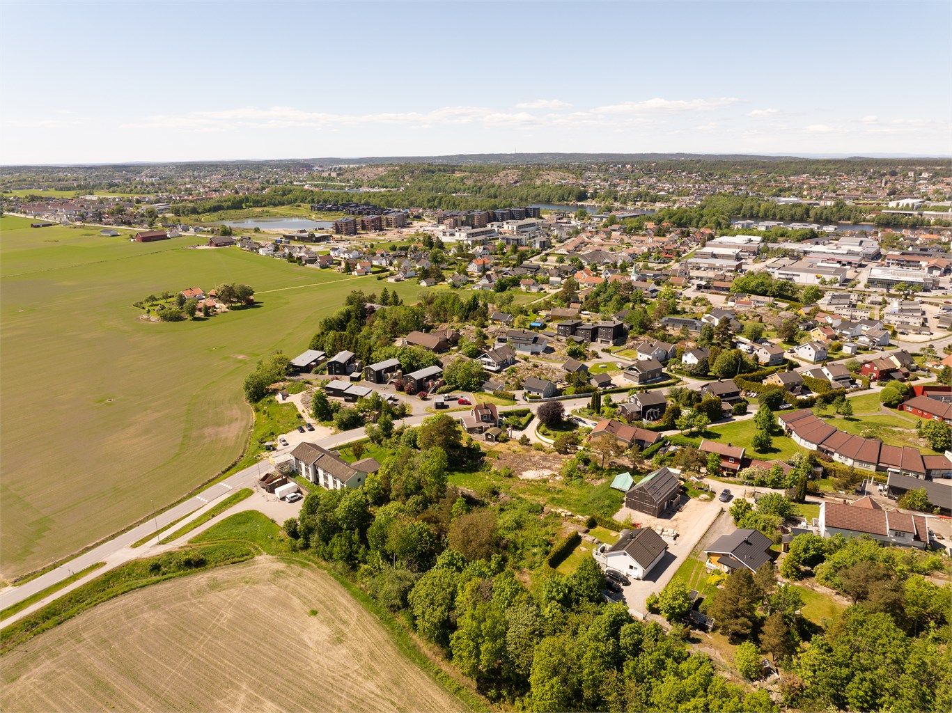 Barneskole, ungdomsskole og flere dagligvareforretninger er alle lett tilgjengelig i nærområdet.