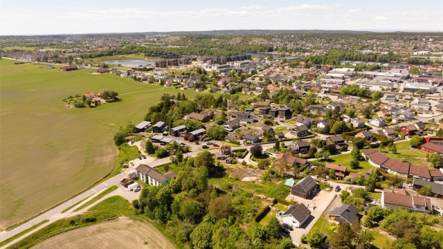 Barneskole, ungdomsskole og flere dagligvareforretninger er alle lett tilgjengelig i nærområdet.