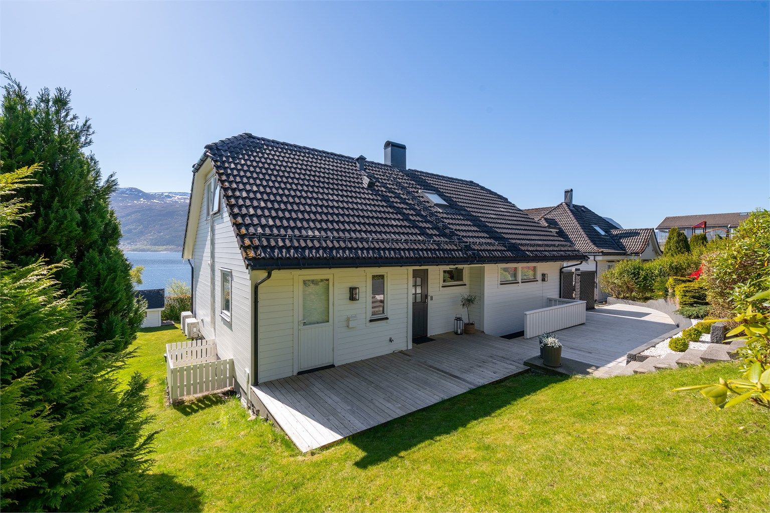 Boligen ligger i en sørvendt skråning med gode solforhold.
