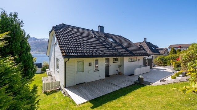 Boligen ligger i en sørvendt skråning med gode solforhold.