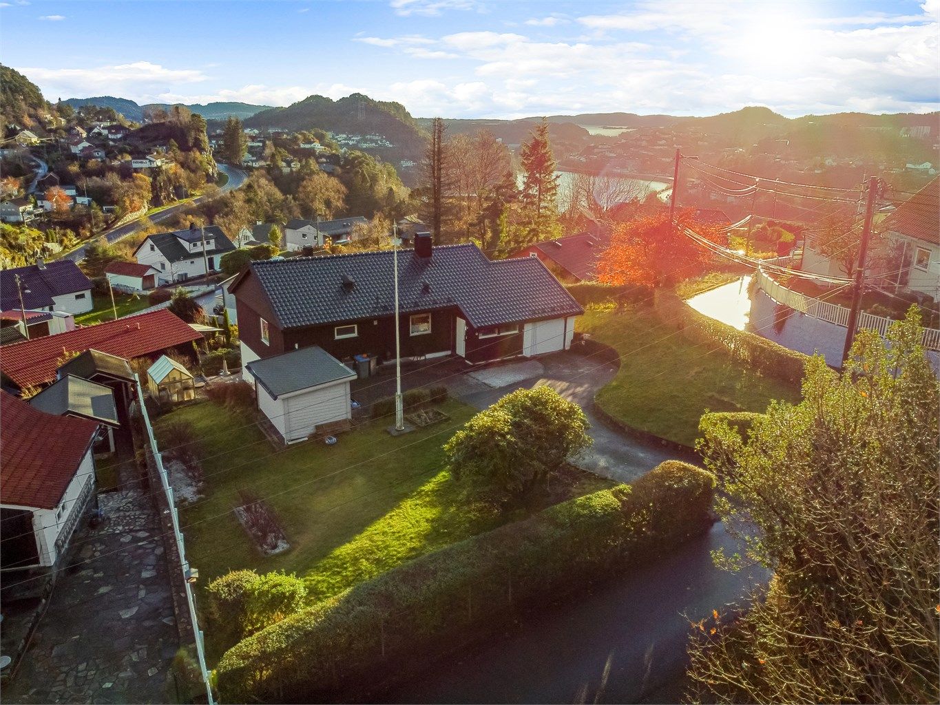 Tomten ligger i veletablert og barnevennlig område på toppen av Sildaberget