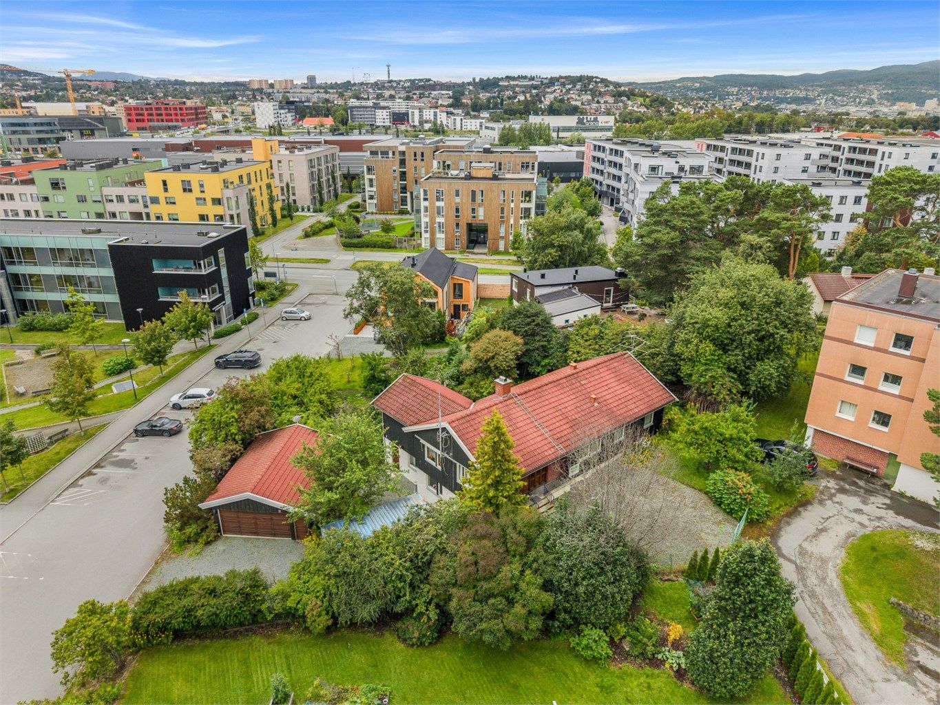 Ladesletta barnehage ligger ca. 2 minutters gange fra boligen, mens flere øvrige barnehager finnes i nærområdet. Det er også kort vei til flere skoler, blant annet Trondheim idrettsungdomsskole, Strindheim skole, Trondheim Montessoriskole og Lade skole.