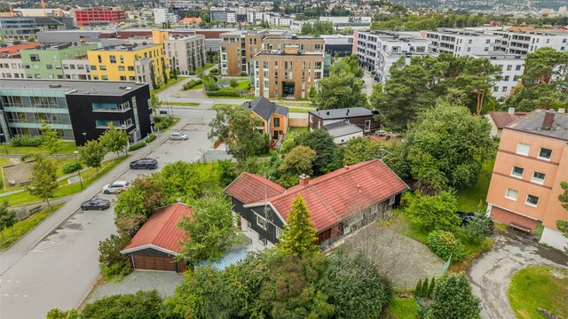 Ladesletta barnehage ligger ca. 2 minutters gange fra boligen, mens flere øvrige barnehager finnes i nærområdet. Det er også kort vei til flere skoler, blant annet Trondheim idrettsungdomsskole, Strindheim skole, Trondheim Montessoriskole og Lade skole.