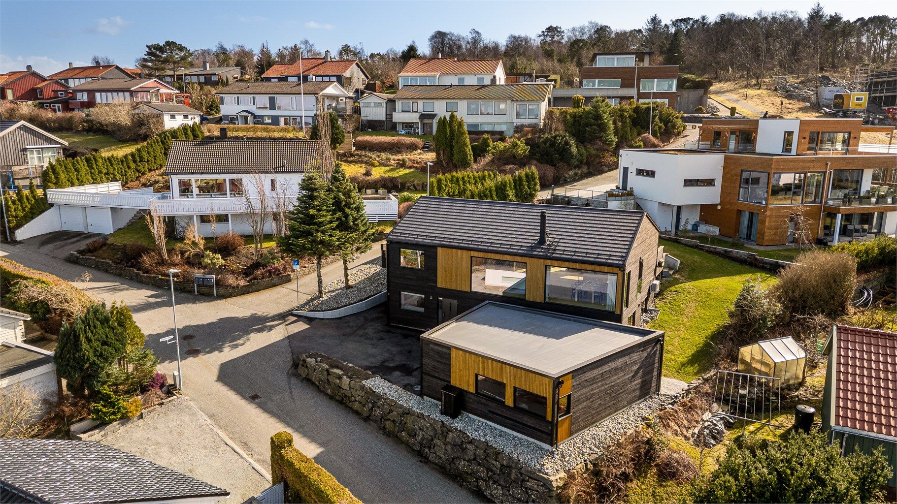 Flott opparbeidet tomt, garasje på 55 kvm. 