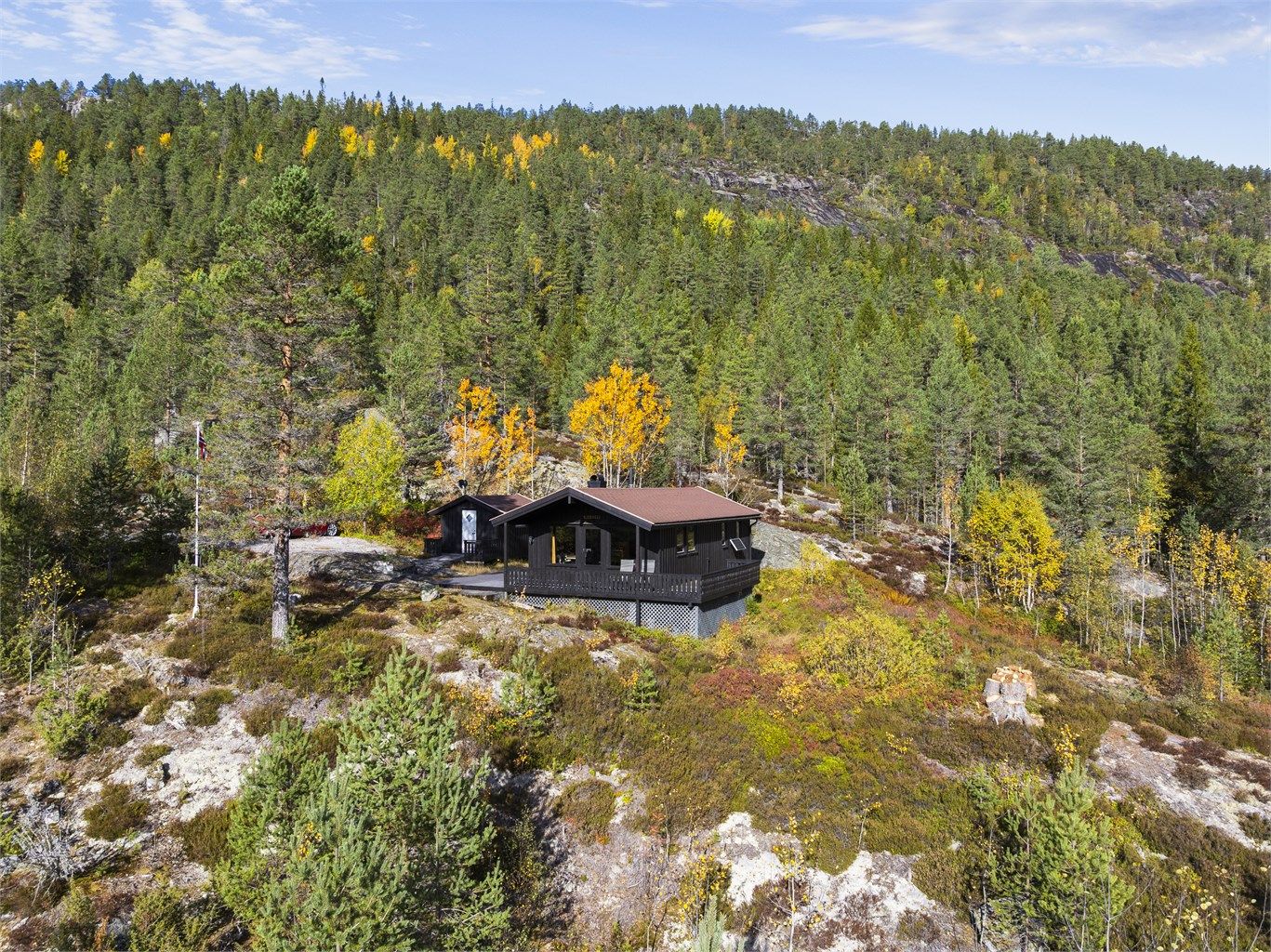 Hytta ligger høyt i terrenget med rikelig med luft og natur rundt seg. Foto: Hallvard Rimereit