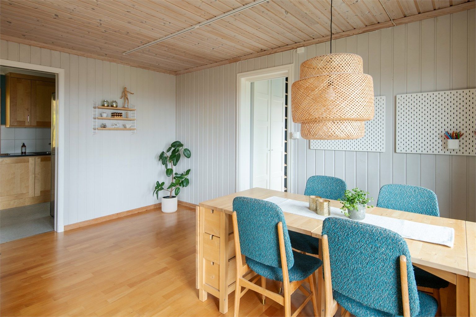 God plass til langbord for sosiale måltider og direkte adkomst mot kjøkkenet. Lysskinnen i taket gjør at man kan flytte spisebordlampen og legge til flere lamper etter plasseringen/lengden på spisebordet ved et enkelt klikk.