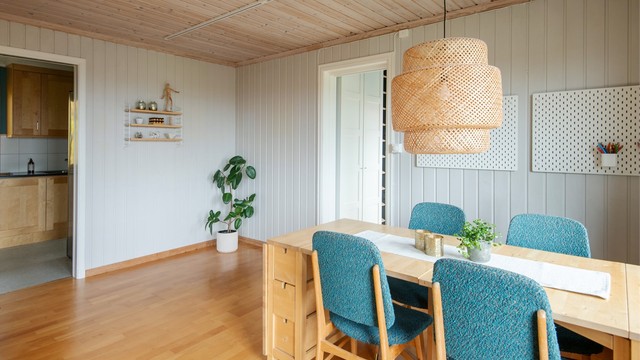 God plass til langbord for sosiale måltider og direkte adkomst mot kjøkkenet. Lysskinnen i taket gjør at man kan flytte spisebordlampen og legge til flere lamper etter plasseringen/lengden på spisebordet ved et enkelt klikk.