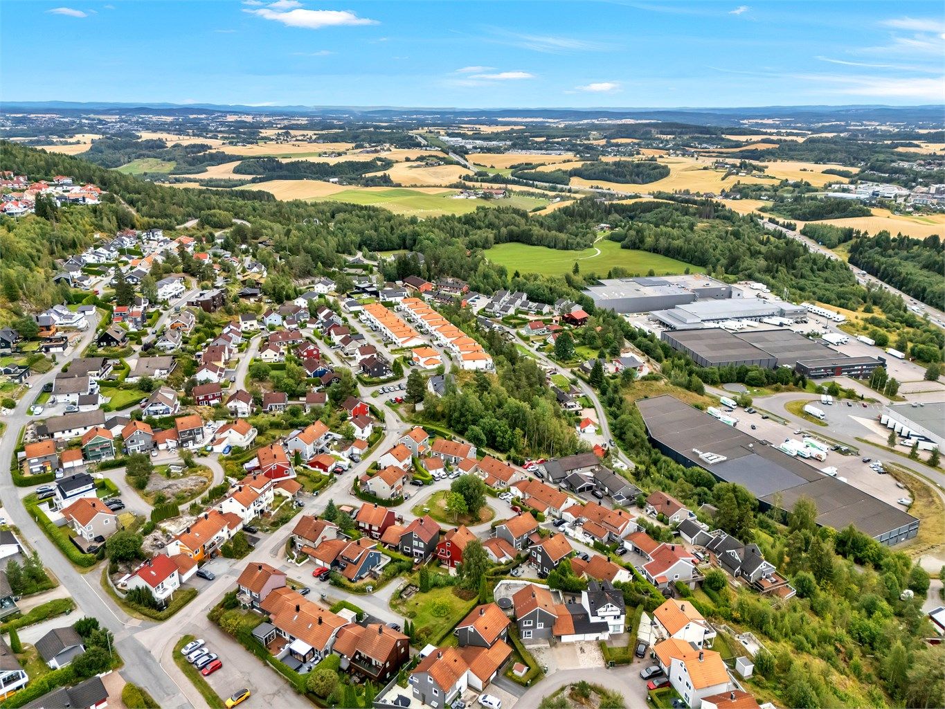 Vesleringen 5 ligger fint til i et attraktivt og barnevennlig område på Heksebergåsen. Heksebergåsen er et attraktivt og barnevennlig område som kombinerer naturskjønn idyll med enkel tilgang til byliv og servicetilbud.