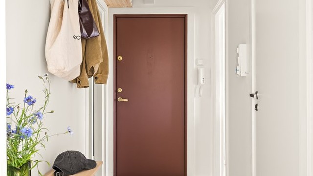 Her er det god plass for å henge fra seg yttertøyet og sette fra seg sko. Calling til ytterdør.