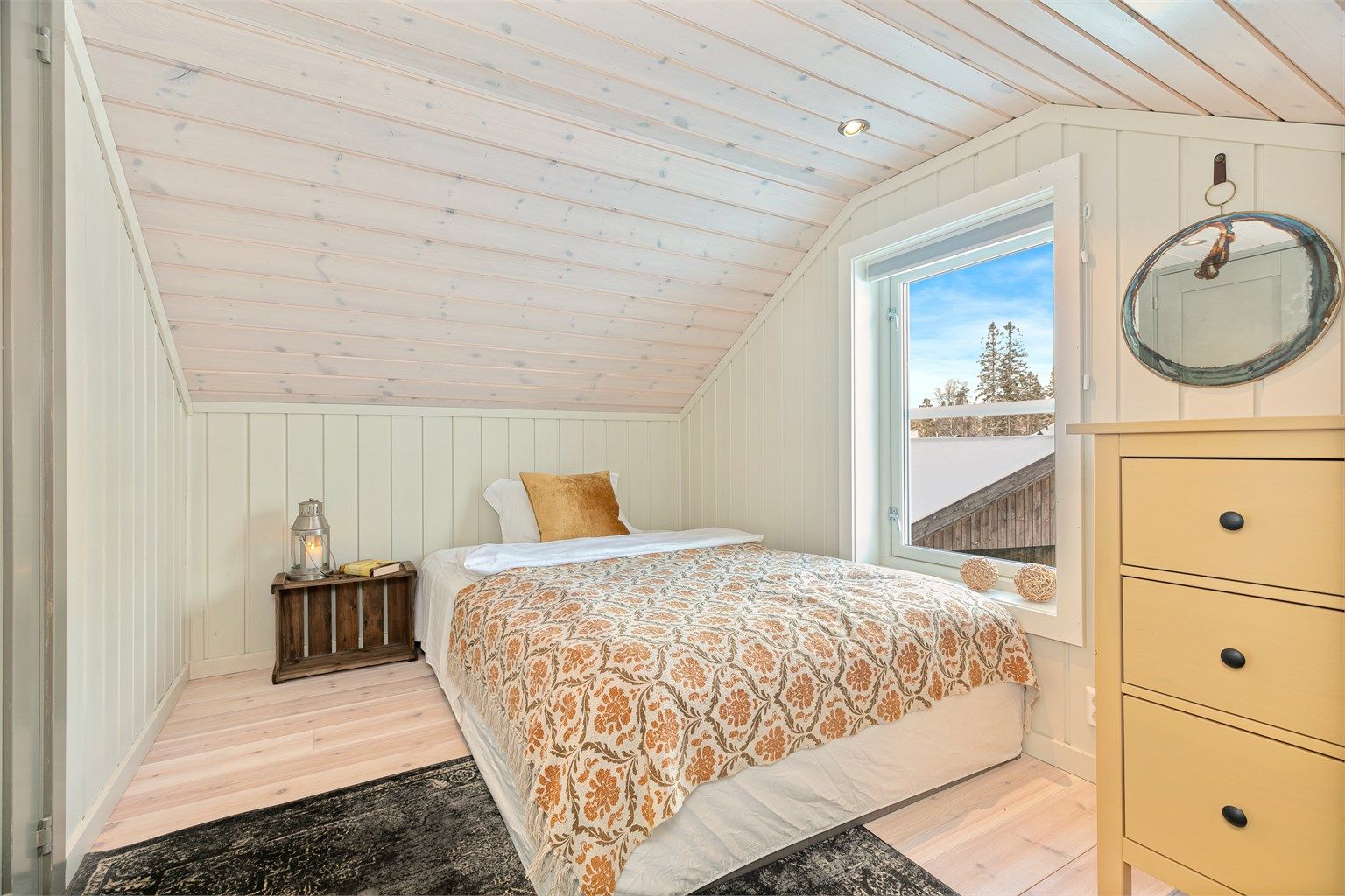 I hytta er det tre koselige soverom, fordelt med dette på hemsen og to i hovedetasjen. Soverommet på hemsen er ikke godkjent som bruksareal pga. lav takhøyde.